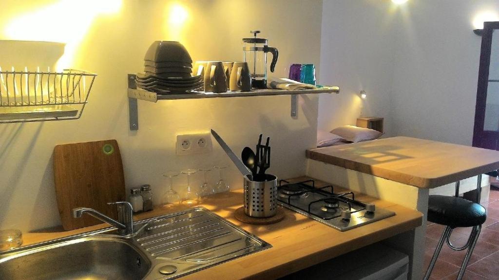 Les Studios De St Guilhem แซ็ง-กีเยม-เลอ-เดแซร์ ภายนอก รูปภาพ